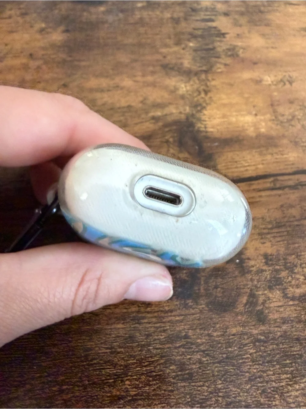 AirPods gen 2 in Case with Carabiner *not working